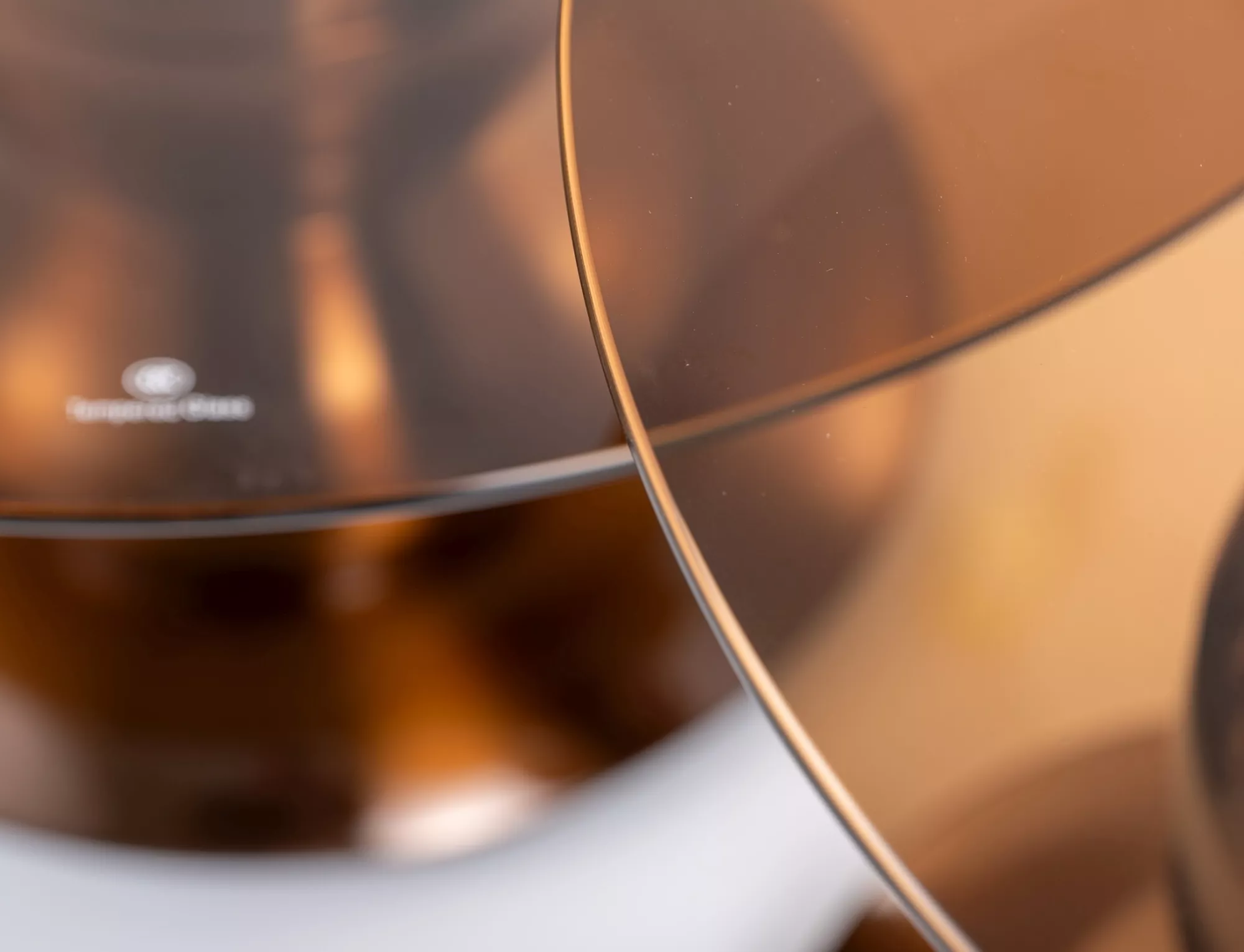 Konferenčný stolík Cassie,  priehľadná hnedá / medený lesk