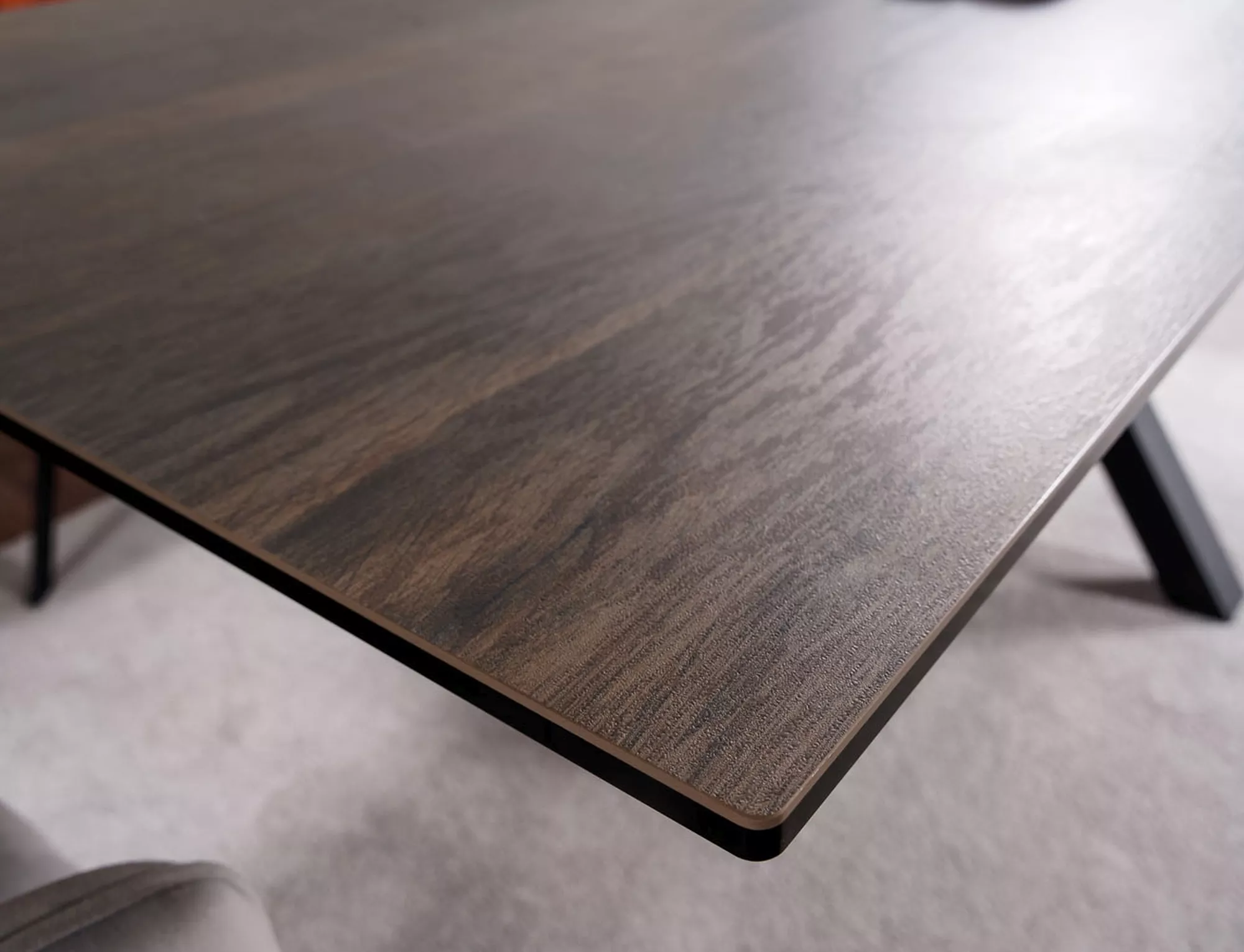 Jedálenský stôl COLUMBUS CERAMIC HNEDÝ DREVENÝ EFEKT/ČIERNA 160(240)X90