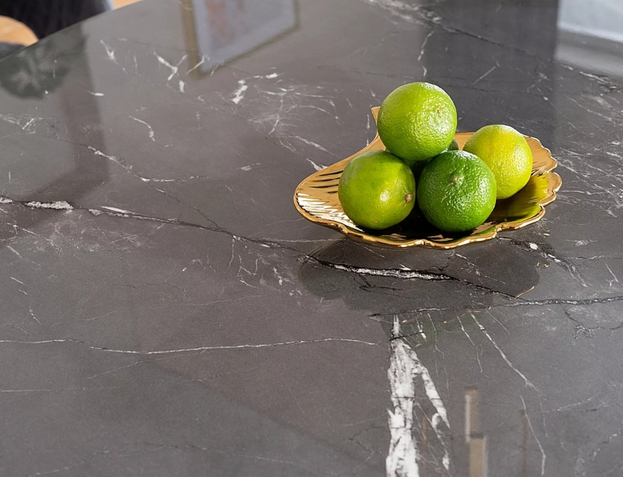 Stôl CYRYL II čierny efekt kameňa/čierny/zlatý konštrukcia FI100