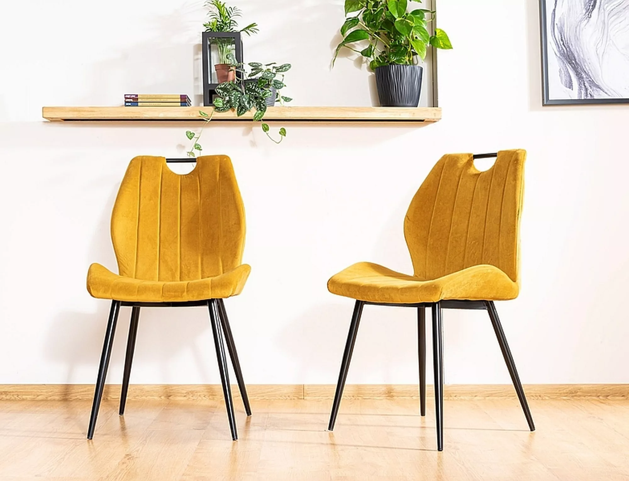 Jedálenská stolička ARCO VELVET čierna konštrukcia / kari BLUVEL 68