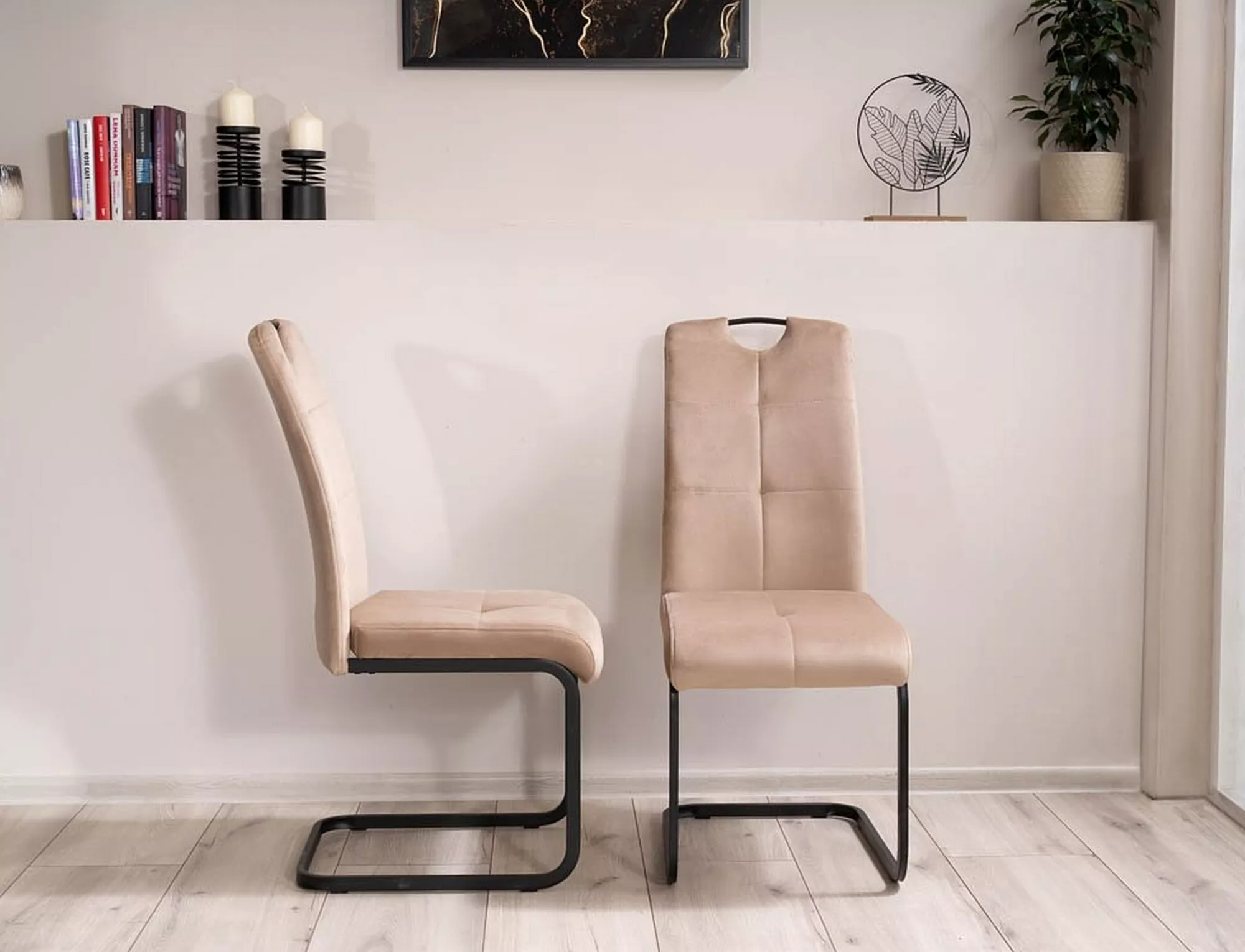 AXO VELVET jedálenská stolička čierny rám/BÉŽOVÁ BLUVEL 28